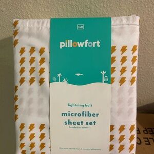 Pillowfort Lightning Bolt Sheet Set in White and Gold